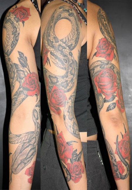 Tatuaje de una serpiente en el brazo, con muchas rosas