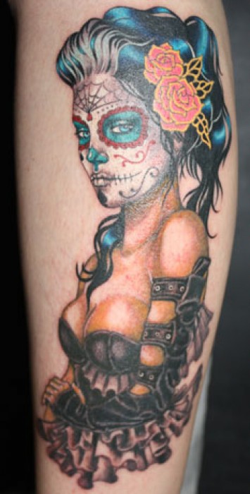 Tatuaje de una chica sexy pintada de calavera mexicana