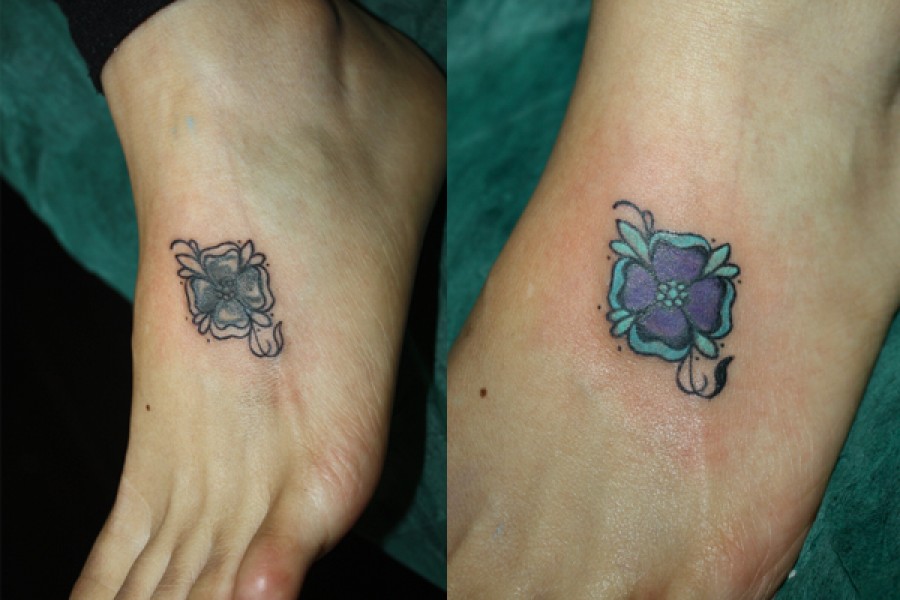 Tatuaje de dos pequeñas flores en el pie