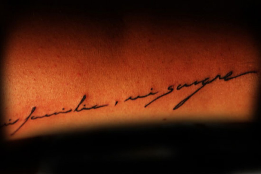 Tatuaje de la frase mi familia, mi sangre en letra caligrafía