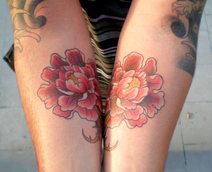 Tatuaje de una flor de loto en cada antebrazo