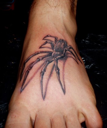Tatuaje de una gran araña en el pie