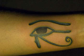 Tatuaje de un ojo de Horus