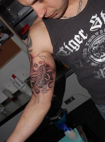 Tattoo de una carpa en el interior del brazo
