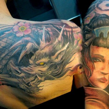 Tattoo de un dragón y una geisha