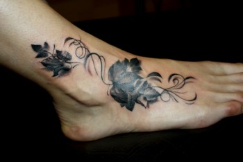 Tattoo de flores en el pie