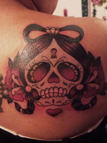 Tatuaje de una calavera mexicana con un cerrojo