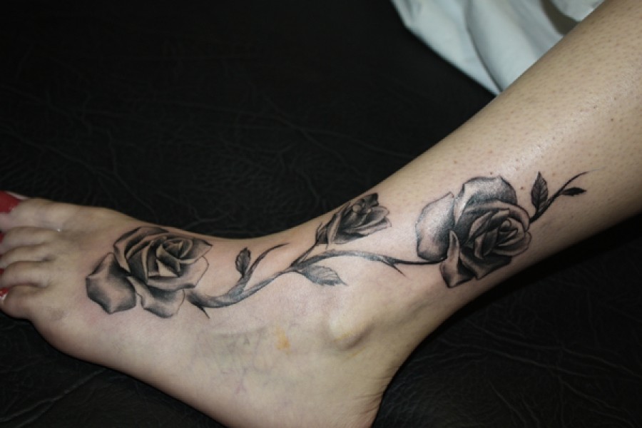 Tatuaje de rosas en el pie y tobillo