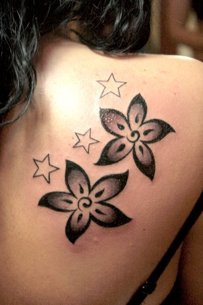 Tatuaje de flores y estrellas para chicas