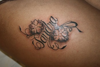 Tatuaje del nombre Sandra entre dos flores