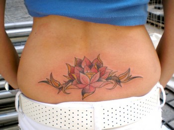 Tattoo de una flor de loto en la zona lumbar