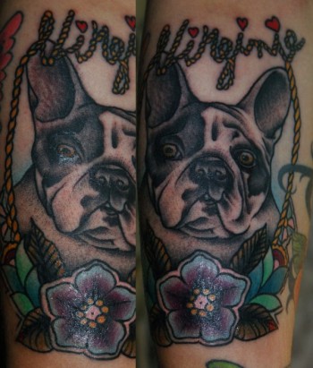 Tatuaje de un perro con el nombre hecho con cuerdas