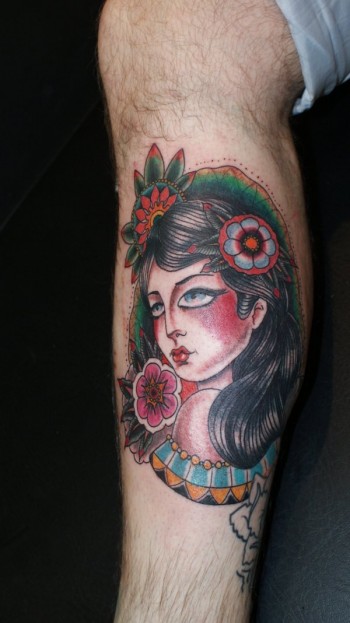 Tatuaje de una chica con flores