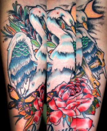 Tatuaje de un pato bajo la luna con flores y mariposas