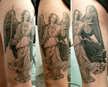 Tatuaje de un ángel sujetando una espada y una corona