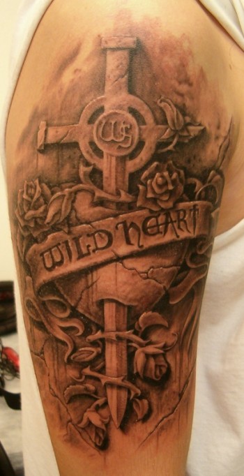 Tatuaje de una cruz atravesando un corazón
