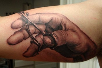 Tatuaje de unas manos con tijeras