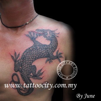 Tatuaje de un dragón subiendo por el pecho