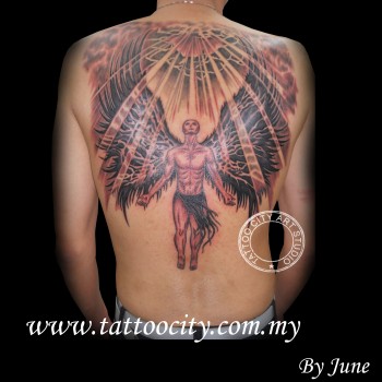 Tatuaje de un angel volando hacia la luz