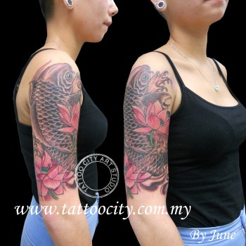 Tatuaje de una carpa subiendo por el brazo de una mujer