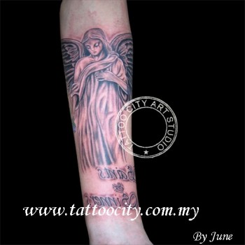 Tatuaje de un ángel en el antebrazo