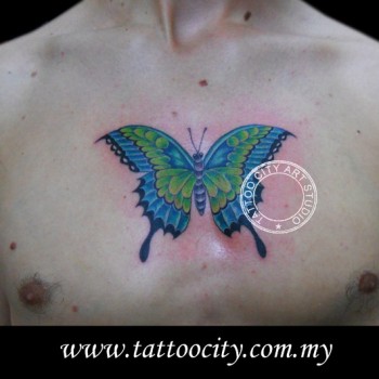 Tatuaje de una mariposa en el pecho de un hombre