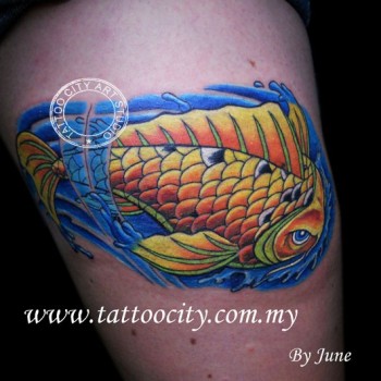 Tatuaje de un pez nadando por la superficie del agua