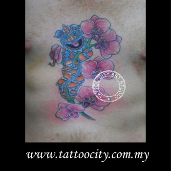 Tatuaje de algo agarrado a una rama con flores

