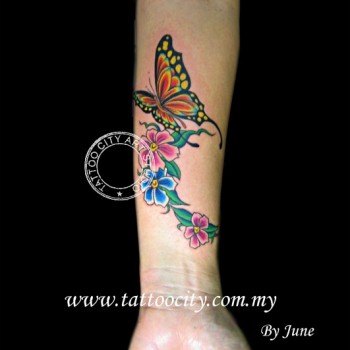 Tatuaje de una mariposa y una rama con tres flores