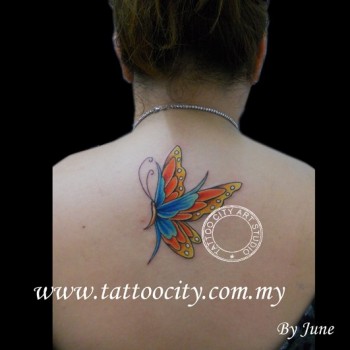 Tatuaje de una gran mariposa en la espalda