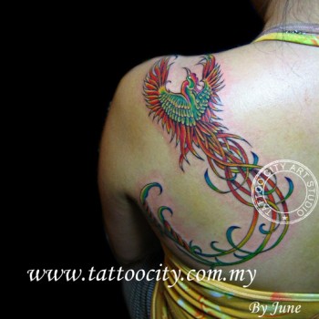 Tatuaje de un ave fénix volando por la espalda de una chica