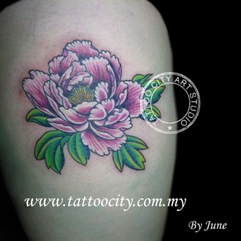 Tatuaje de una flor de loto en el brazo