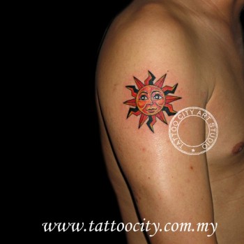 Tatuaje de un sol con cara