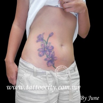 Tatuaje de unas flores en la barriga