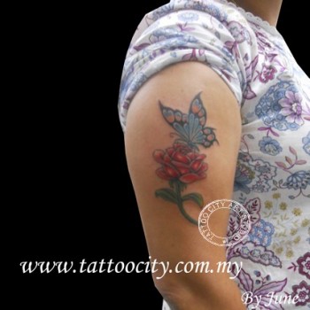Tatuaje de una mariposa en una rosa