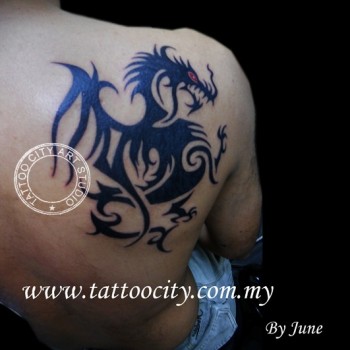 Tatuaje de un dragón gótico en la espalda