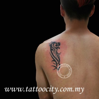 Tatuaje de un tigre tribal en la espalda