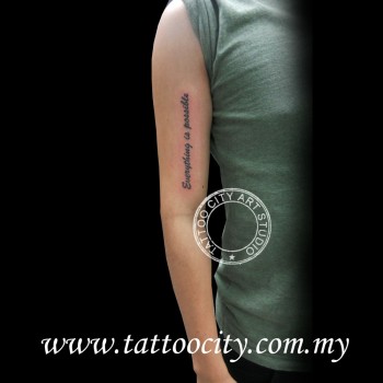 Tatuaje de una pequeña frase en el brazo