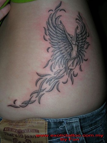 Tattoo de un angel volando, dejando un reguero de plumas