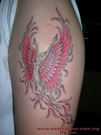 Tatuaje de un angel desplegando sus alas