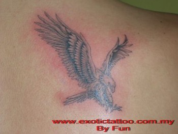 Tatuaje de un águila en la espalda