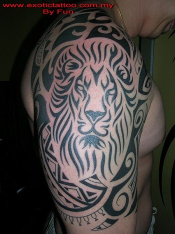 Tatuaje de un leon entre tribales maorís