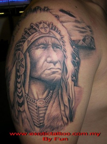 Tatuaje de un indio mirando un paisaje con águilas