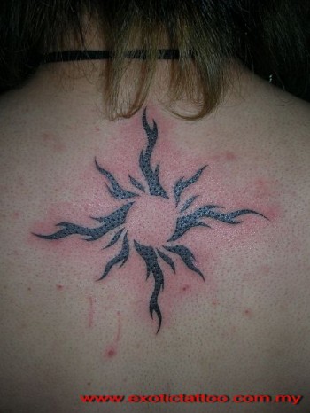 Tatuaje de un sol en la espalda