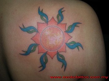 Tatuaje de un sol en la espalda