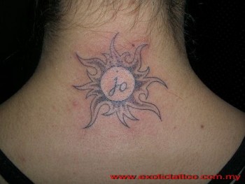 Tatuaje de un nombre dentro de un sol