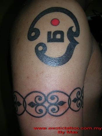 Tatuaje de un símbolo y un brazalete