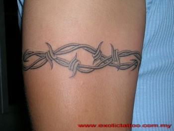 Tatuaje de un brazalete de alambre de espino