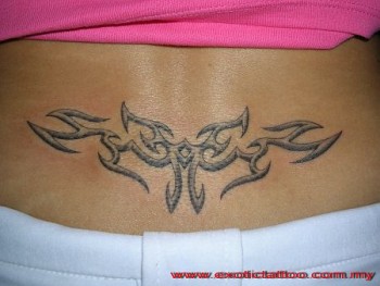 Tatuaje de un tribal debajo de la espalda
