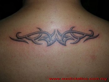 Tatuaje de un tribal arriba de la espalda